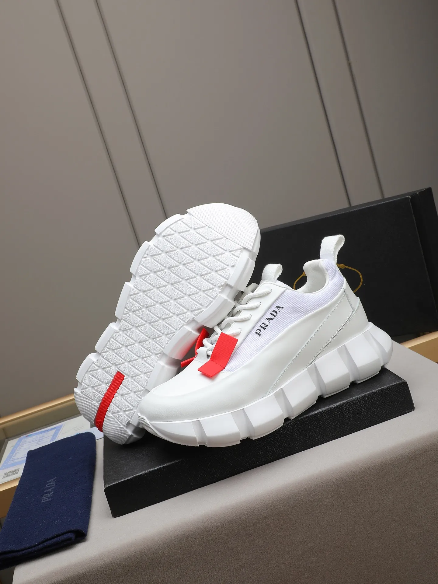 PP500 PRADA/Prada men's lace-up casual sports shoes, the upper is made of imported first-layer calfskin, soft, comfortable and breathable ➕ washed sheepskin lining! The tongue is decorated with the PRADA brand letter logo. The rubber thick sole echoes the red label tongue. The style is fashionable and elegant. The details are carefully crafted. A casual sports shoe with a super western style and excellent breathability!  Size: 38-44 (45 46 customized)